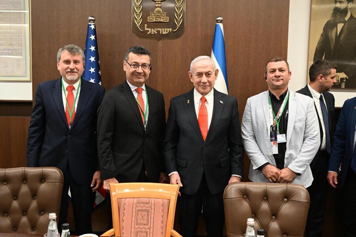 diegos_py's tweet image. Los gobernadores cartistas van a ponerse &quot;firmes&quot; frente al líder de un régimen de dudosas credenciales democráticas para no decir genocida. Fin