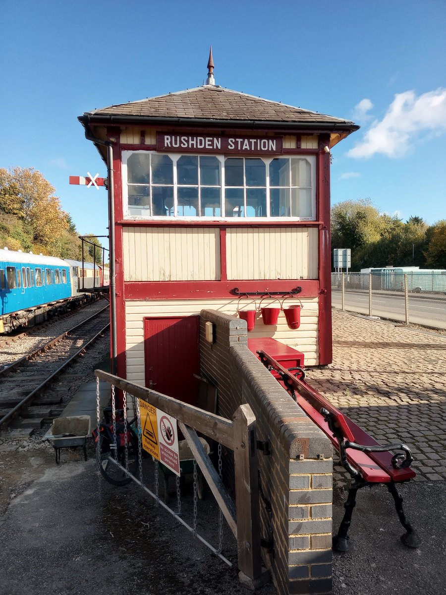 phil0073's tweet photo. #RushdenRailwaysStation 's second SignalBox for #SignalBoxSaturday , looked after by @rushdenstation .#PhilOnaBike #Railways #Railway200 #railwaystation https://t.co/VbfaJWeFJl