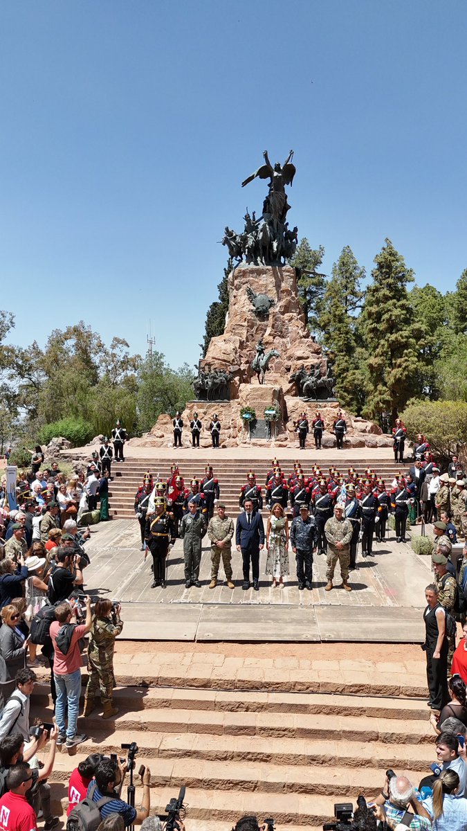 Granaderosarg's tweet image. De esta forma fue puesto en funcionamiento el nuevo destacamento de la ciudad de Mendoza del Regimiento de Granaderos a Caballo junto al Ministro de Defensa y al Jefe del Ejército🐴🇦🇷
#SiempreEjercito  #HerederosDelLibertador #UnRegimientoConHistoria #SomosHistoriaViva