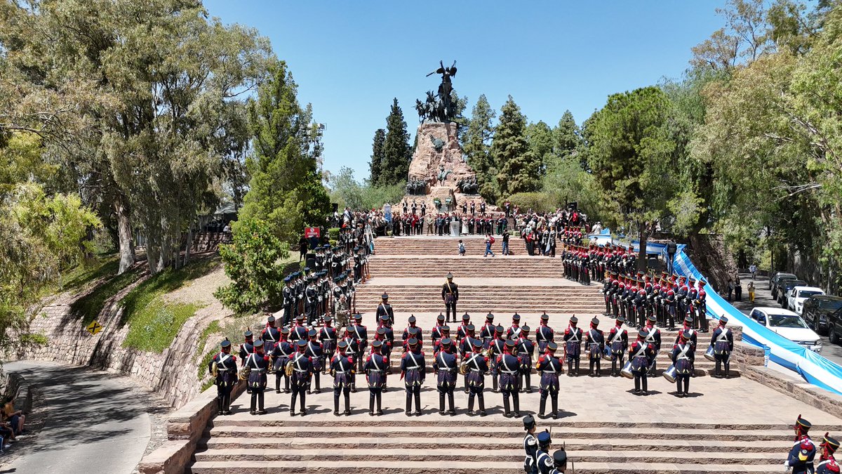 Granaderosarg's tweet image. De esta forma fue puesto en funcionamiento el nuevo destacamento de la ciudad de Mendoza del Regimiento de Granaderos a Caballo junto al Ministro de Defensa y al Jefe del Ejército🐴🇦🇷
#SiempreEjercito  #HerederosDelLibertador #UnRegimientoConHistoria #SomosHistoriaViva