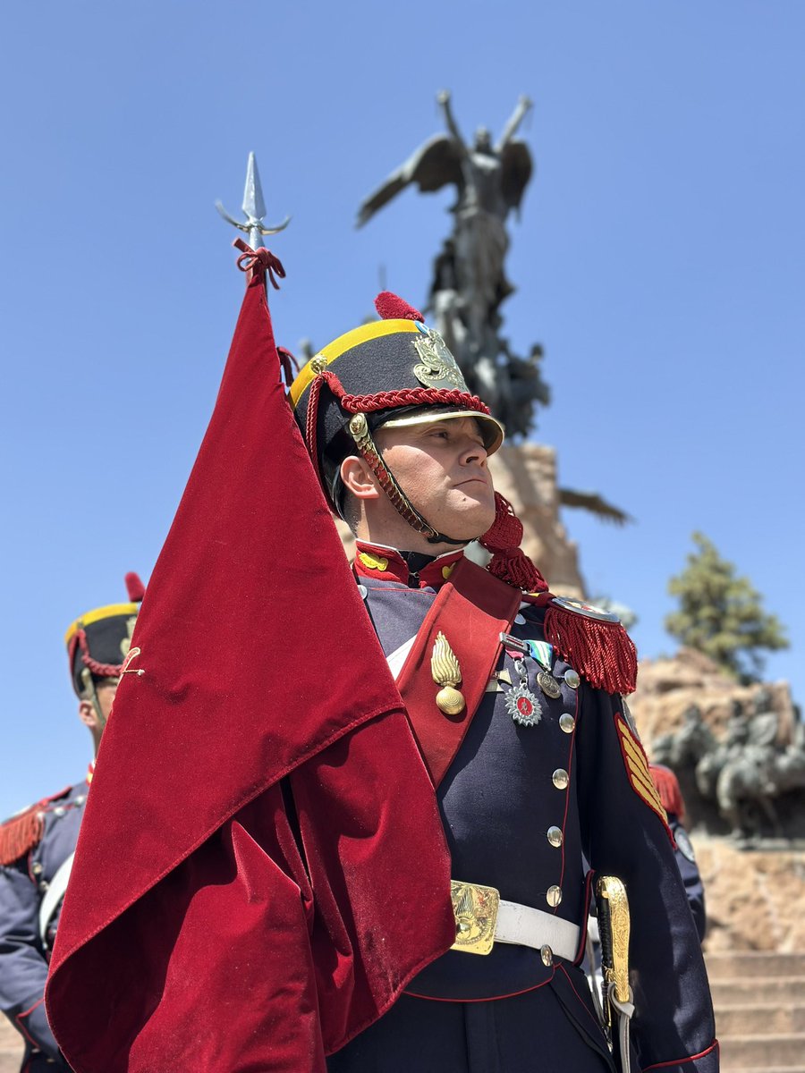 Granaderosarg's tweet image. De esta forma fue puesto en funcionamiento el nuevo destacamento de la ciudad de Mendoza del Regimiento de Granaderos a Caballo junto al Ministro de Defensa y al Jefe del Ejército🐴🇦🇷
#SiempreEjercito  #HerederosDelLibertador #UnRegimientoConHistoria #SomosHistoriaViva