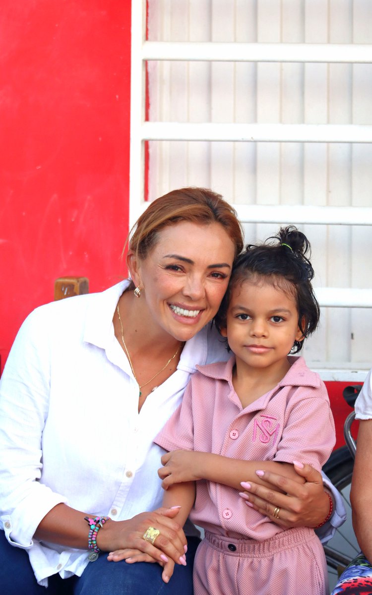 JulianaEncisoM_'s tweet image. ¡Mujeres risaraldenses, el futuro es nuestro! 💁🏻 Como madre y mujer sé que juntas construimos familias fuertes y un país más justo 👩‍👩‍👧‍👦. Hoy levanto la voz por todas ustedes. Sigan este hilo. #MujeresAlPoder