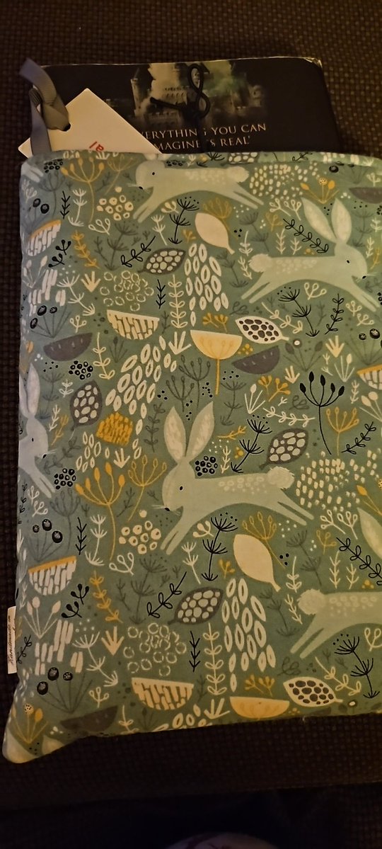 Purplejoon70's tweet image. That&apos;s lovely 😍 I have a little handmade booksleeve too - keeps your book from being beaten up in your bag 👍