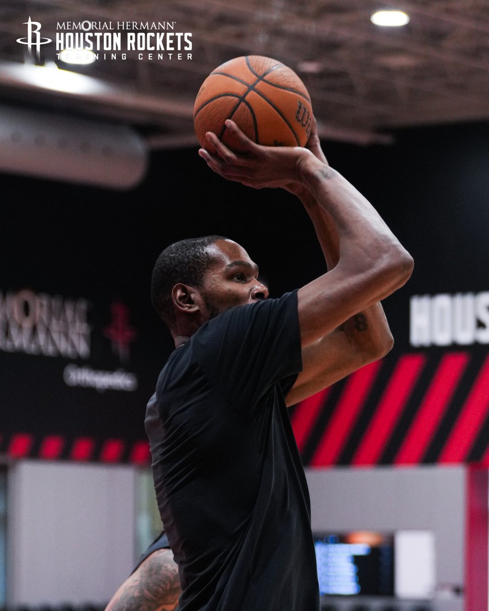 HoustonRockets's tweet photo. focused on tonight's battle. 👏 https://t.co/WpM6pYtORW