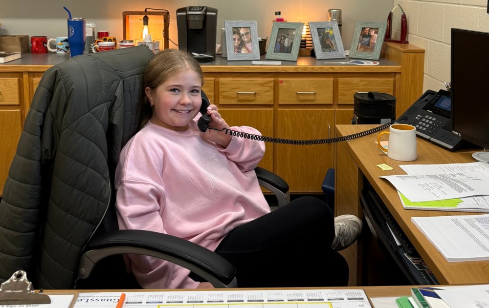 HMS Under New Management: Callie Monk Takes Charge as Assistant Principal for the Day harrisongoblins.org/o/hps/article/…