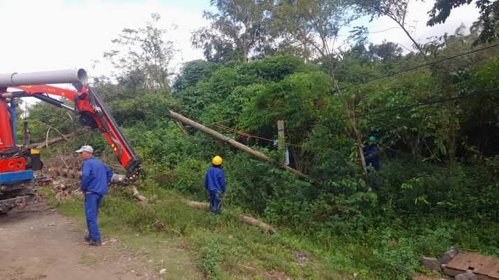 📡☎️La Brigada de Línea de Holguín dirigida por  Nolberto Rodríguez Duarte , ya se encuentra en el municipio de Sagua de Tánamo  restableciendo la red de telecomunicaciones de Naranjo Agrio en pleno Plan turquino.#🌀Melissa,#EtecsaConCuba.🇨🇺