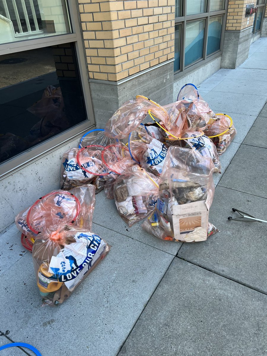 RefuseRefuseSF's tweet image. Morning cleanup with the sophomore class from the Sterne School.

We roamed as a litter picking pack through North Beach and Chinatown cleaning everything on our path.

These students have 20 hrs of community service this year and you’ll see them out at a neighborhood cleanup.