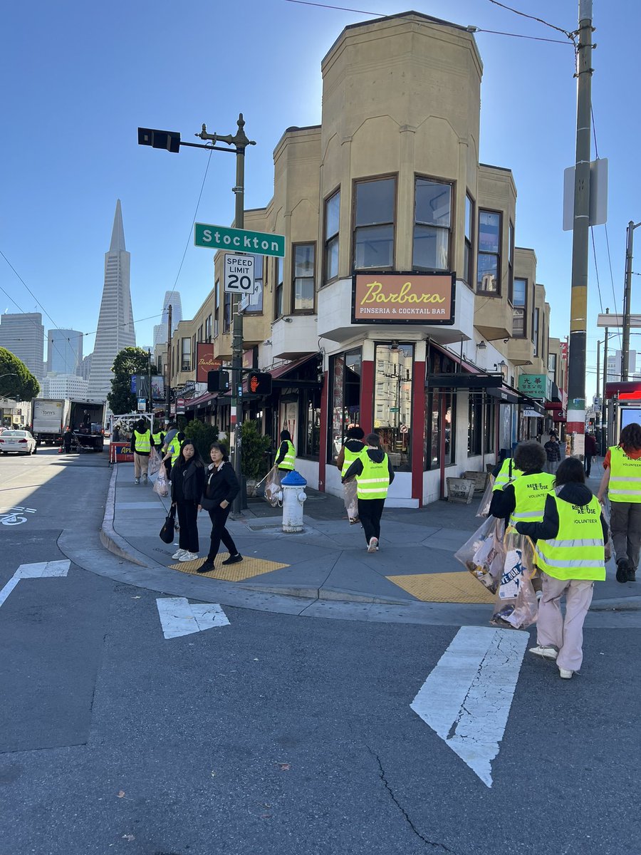 RefuseRefuseSF's tweet image. Morning cleanup with the sophomore class from the Sterne School.

We roamed as a litter picking pack through North Beach and Chinatown cleaning everything on our path.

These students have 20 hrs of community service this year and you’ll see them out at a neighborhood cleanup.
