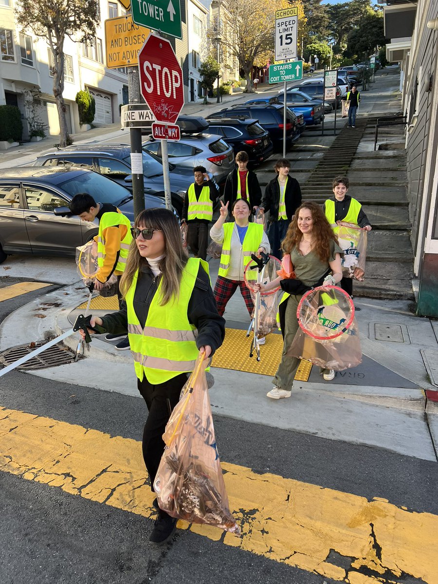 RefuseRefuseSF's tweet image. Morning cleanup with the sophomore class from the Sterne School.

We roamed as a litter picking pack through North Beach and Chinatown cleaning everything on our path.

These students have 20 hrs of community service this year and you’ll see them out at a neighborhood cleanup.