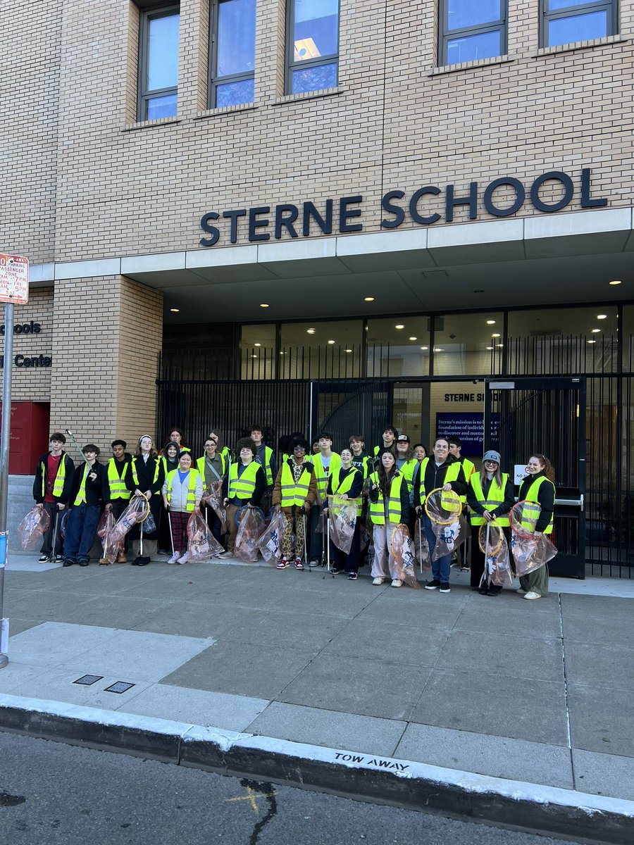 RefuseRefuseSF's tweet image. Morning cleanup with the sophomore class from the Sterne School.

We roamed as a litter picking pack through North Beach and Chinatown cleaning everything on our path.

These students have 20 hrs of community service this year and you’ll see them out at a neighborhood cleanup.