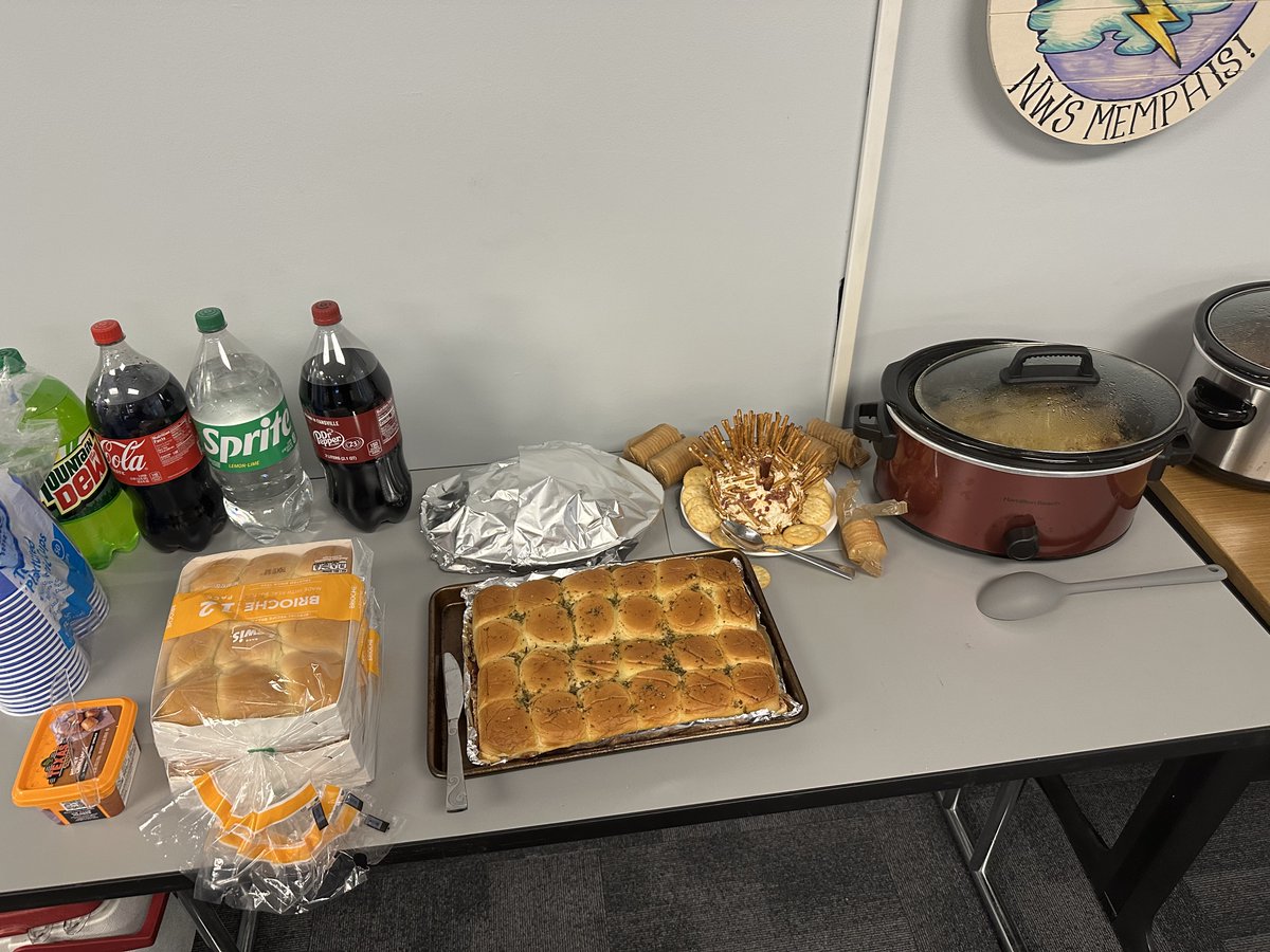 NWSMemphis's tweet image. Happy early Thanksgiving from us here @NWSMemphis!!🦃😊
Today we had a Thanksgiving potluck😋, played some fun Thanksgiving trivia, and shared what each of us are thankful for!