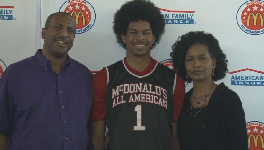 Preparando el Pacers-Cavs he dado con una curiosidad que no tenía controlada

El padre de Jarrett Allen jugó en España

Leonard Allen formó parte del Caja Bilbao y del Licor 43 en acb