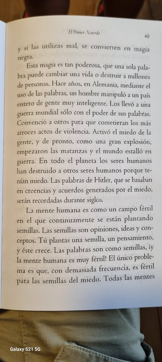 Estoy leyendo un libro llamado "los 4 acuerdos" (un poco de psicología no hace mal) y me llamó la atención la 2da página, donde habla del miedo que podemos provocar en las masas con nuestras palabras. Acá en Chile José Kast promueve el miedo y los ilusos y fanáticos le creen.