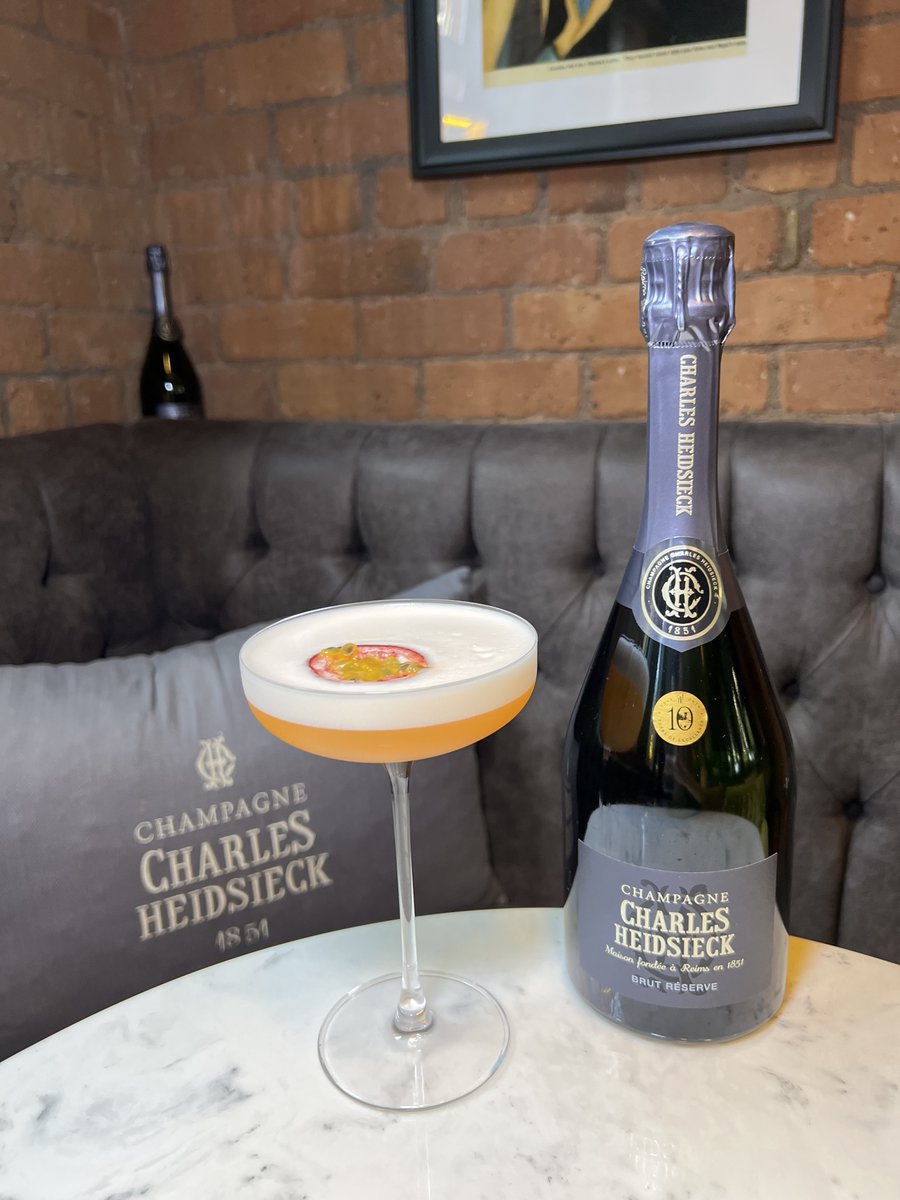 ArtSchoolCellar's tweet image. The Charles Martini 🍸

Absolut Vanilla, Aperol, Agave Syrup, Lemon Juice, Fresh Passionfruit, Foamer, Charles Heidsieck Champagne 🍾 

A classic, reimagined in Art School style.

#liverpoolbars #cocktail #cocktailbar #speakeasy #martini