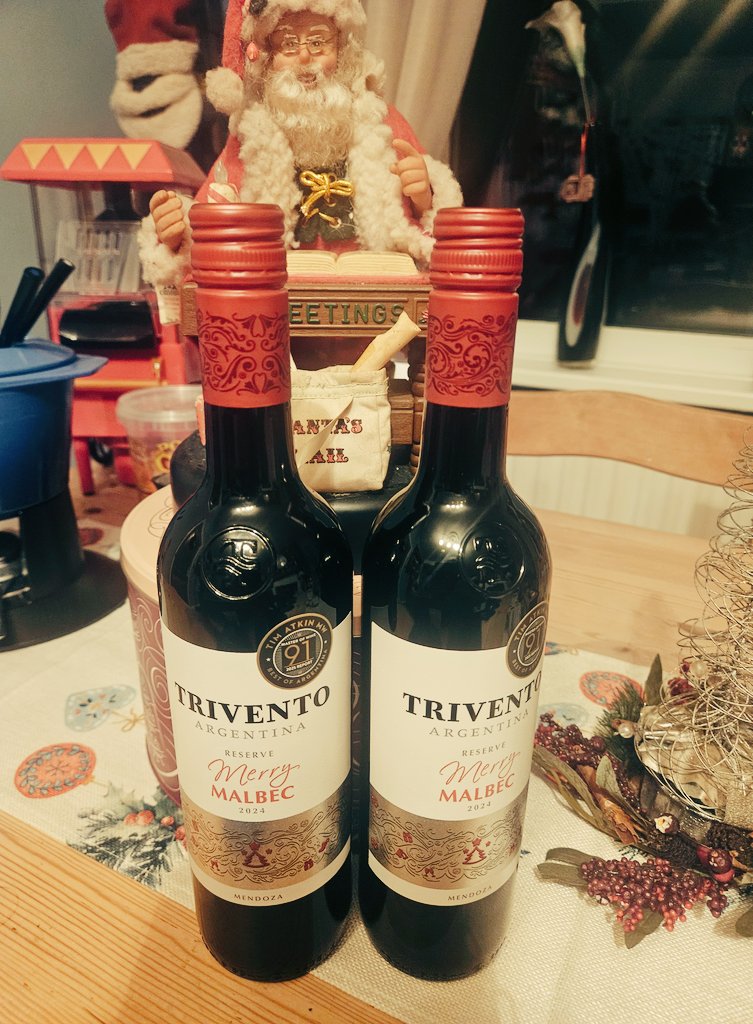 heatherdws's tweet image. Even my wine is wishing me a Merry Christmas 😁🎅⛄🎄 (Just delivered) 

#FridayFeeling #FridayVibes 🍷🍷🍷