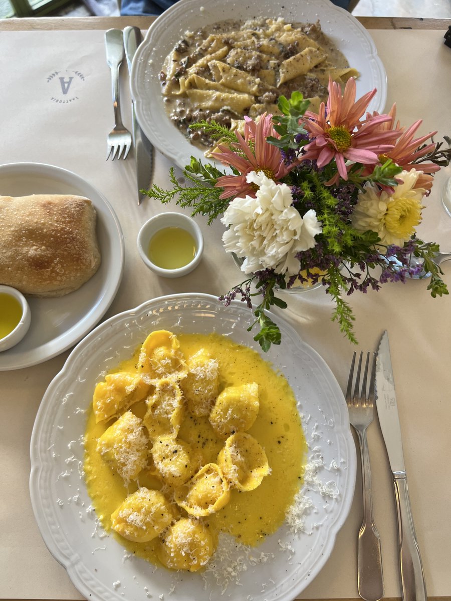 codeandfood's tweet image. psa that if you&apos;re in buenos aires 🇦🇷, you must try their italian cuisine!!

Alacena Tratoria
El Cuaritito
Pizzeria Guerin