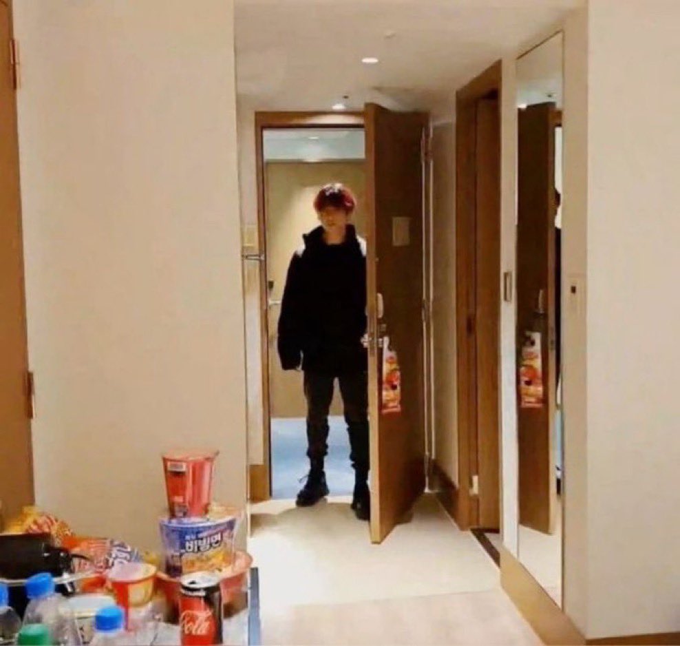 y00ngipurrs's tweet image. jungkook after seeing minimoni live today: