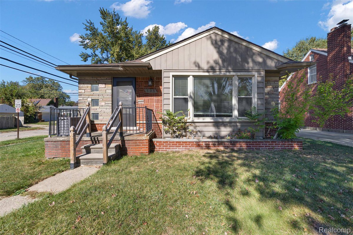 SueRealtor1's tweet photo. 505 E Meyers AVE, Hazel Park, MI 48030 just sold! Contact us for assistance in doing the same with your property. It would be our pleasure to work with you. https://t.co/6QqVDAVa3H
