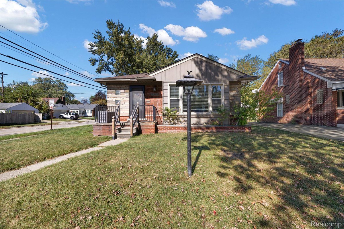 SueRealtor1's tweet photo. 505 E Meyers AVE, Hazel Park, MI 48030 just sold! Contact us for assistance in doing the same with your property. It would be our pleasure to work with you. https://t.co/6QqVDAVa3H