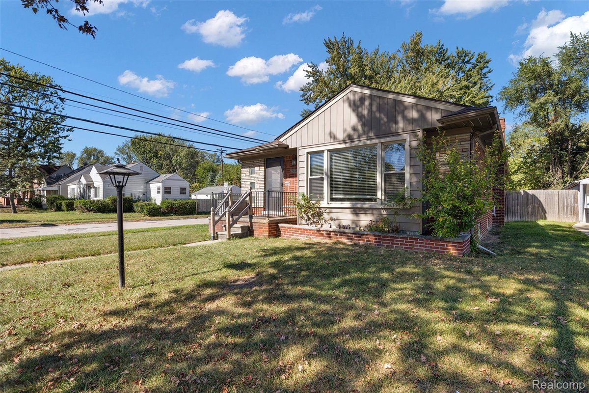 SueRealtor1's tweet photo. 505 E Meyers AVE, Hazel Park, MI 48030 just sold! Contact us for assistance in doing the same with your property. It would be our pleasure to work with you. https://t.co/6QqVDAVa3H