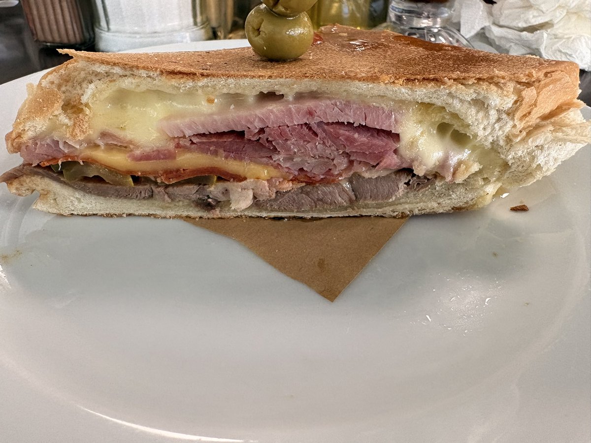 robertvanhoorde's tweet photo. De los placeres de la vida !!!

La diferencia de un cubano y un CUBANO está en usar pierna y carnes de verdad no embutidos https://t.co/ETNtVSQk4Y