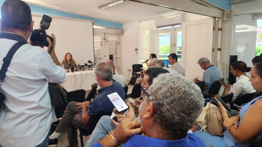 🗨️ Relatora Especial <a href="/AlenaDouhan/">Alena Douhan</a>, en conferencia de prensa en <a href="/ONU_Cuba/">ONU en Cuba</a> : 

"#EstadosUnidos debe levantar las sanciones unilaterales impuestas a #Cuba, las cuales están causando efectos significativos en todos los aspectos de la vida en la isla" 

Lea más bit.ly/47Uzbqb