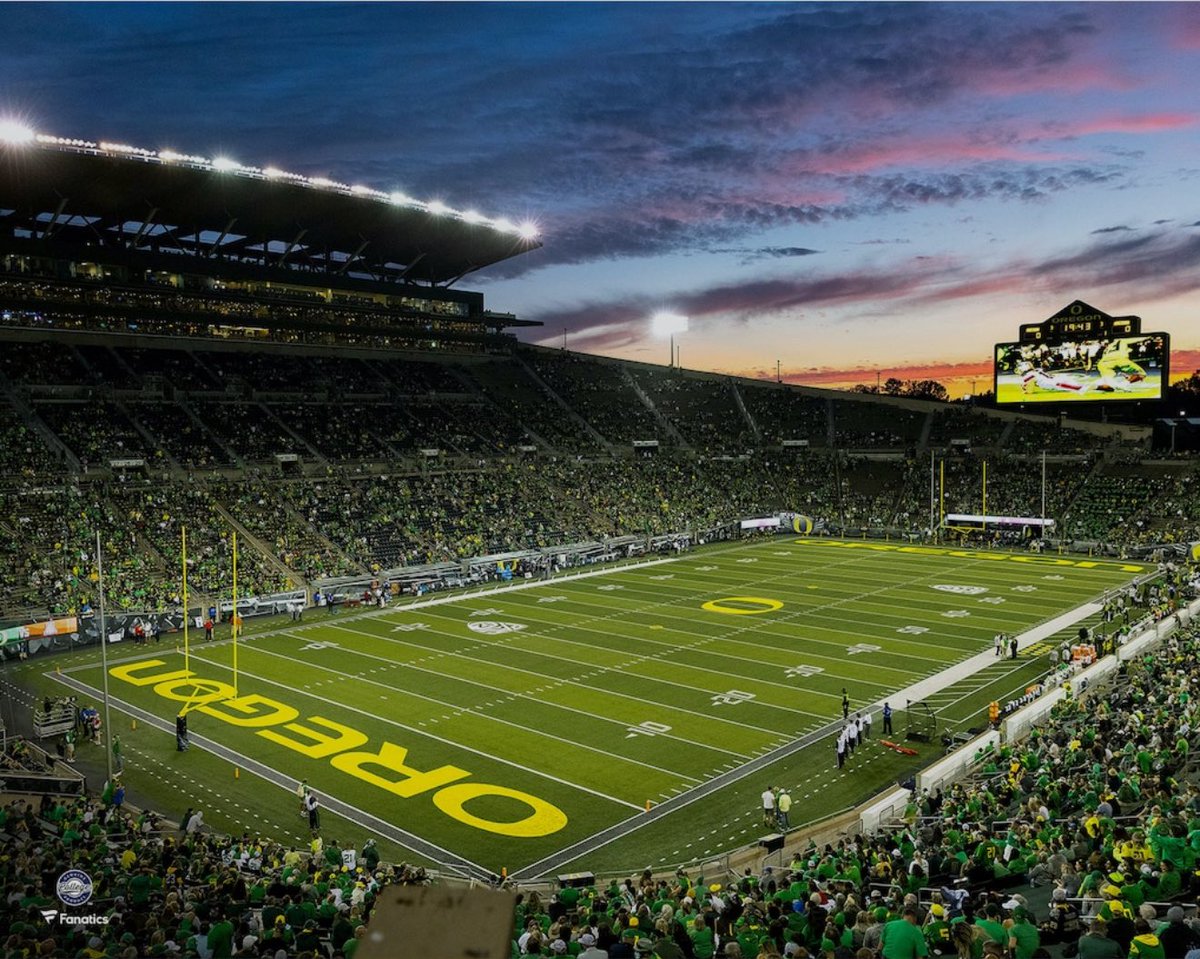 Braylon_Clark3's tweet photo. Excited to be in Eugene tomorrow to see @oregonfootball vs USC. Looking forward to experiencing the environment of Autzen Stadium .  #GODUCKS 

@CoachDanLanning 
@RossDoug21 https://t.co/Rp8cRwP2ow