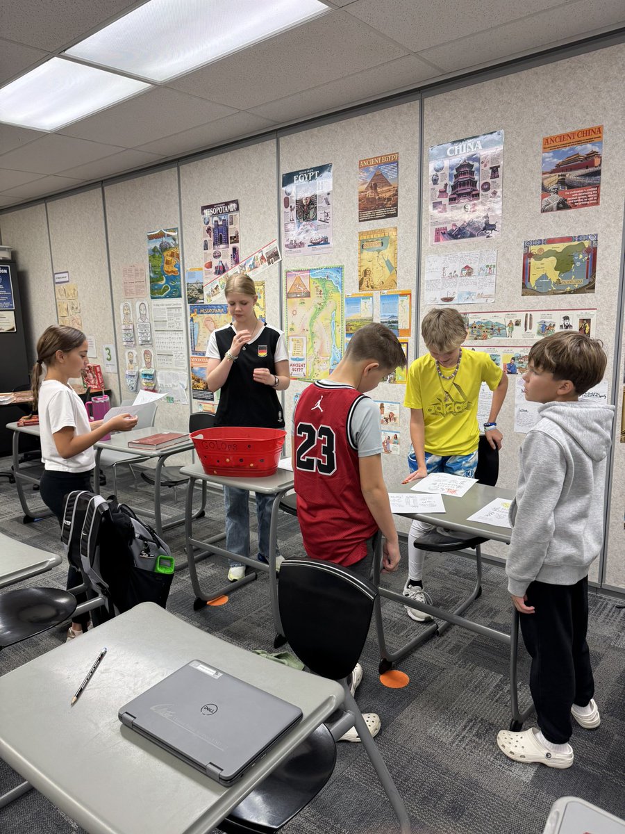 Frau_kimmie's tweet image. Yesterday, my students got to share their knowledge of German 🇩🇪 to students in Mr Carey’s class at @PRT_Huskies. Fun community outreach for the students! Danke, PRT!! @OlatheWl @olatheschools @theravennation