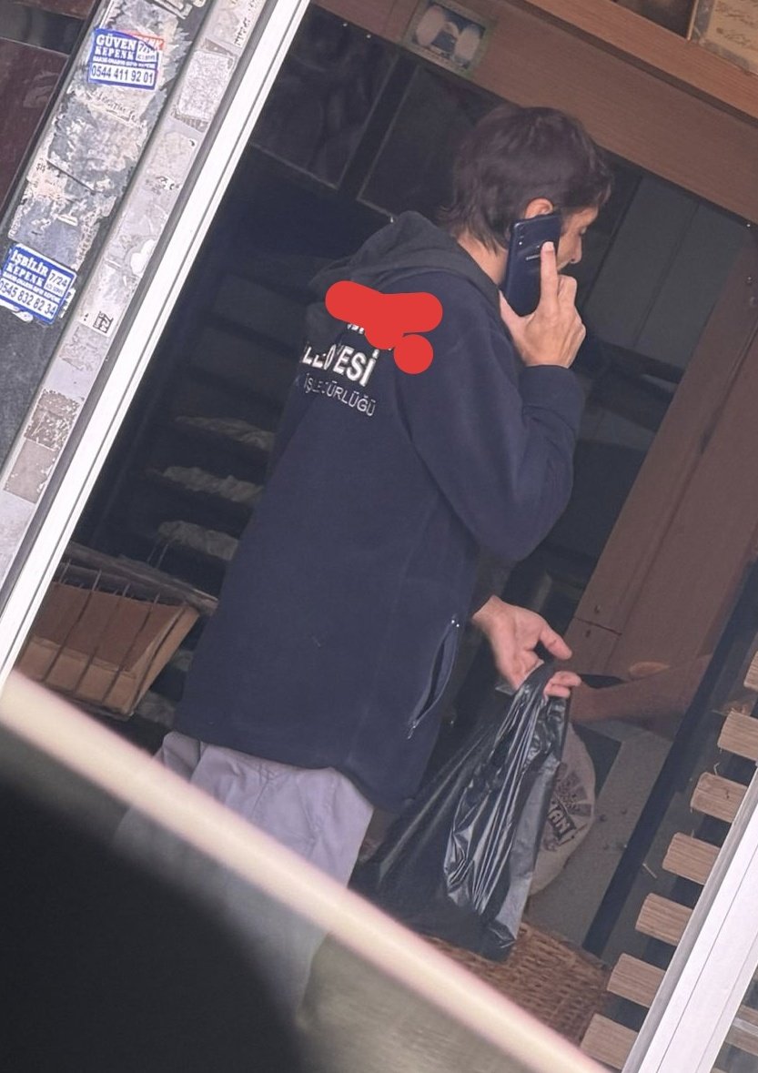 Zekeriya_Say's tweet image. CHP&apos;nin tabanı hazır Basketbolcu Alperen Şengün&apos;ün &quot;rakı&quot; açıklamasıyla mutlu olmuşken...
*
Bir müjde de ben vereyim...
*
Bu fotoğraf bugün İstanbul&apos;da, CHP&apos;li bir ilçe belediyesinde, hem de tam da Cuma namazında çekildi.
*
Temizlik görevlisinin elindeki poşette 3 adet Efes bira…