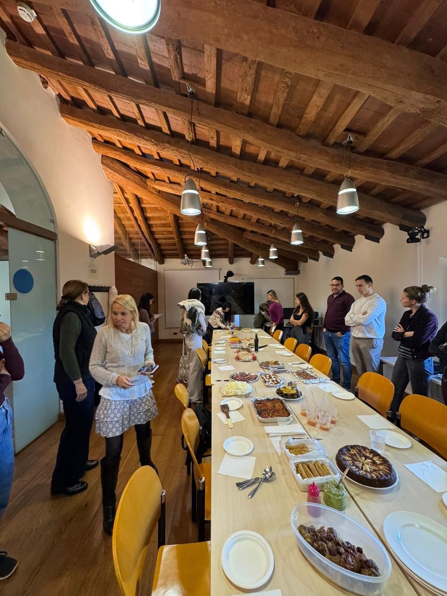 PolyphenolR's tweet image. 🔵Hoy en el Polyphenol Research Group celebramos una jornada gastronómica internacional 🌍🍽

Cada miembro del grupo trajo un plato típico de su país, compartiendo cultura y tradición, porque la investigación también conecta culturas 💙🌟✈️

#Comidainternacional #VidaEnElLab