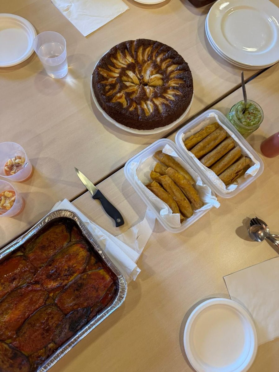 PolyphenolR's tweet image. 🔵Hoy en el Polyphenol Research Group celebramos una jornada gastronómica internacional 🌍🍽

Cada miembro del grupo trajo un plato típico de su país, compartiendo cultura y tradición, porque la investigación también conecta culturas 💙🌟✈️

#Comidainternacional #VidaEnElLab