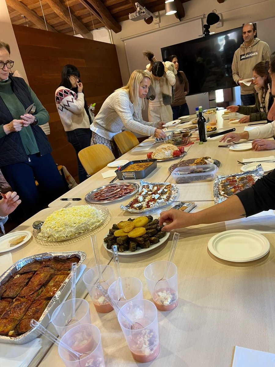 PolyphenolR's tweet image. 🔵Hoy en el Polyphenol Research Group celebramos una jornada gastronómica internacional 🌍🍽

Cada miembro del grupo trajo un plato típico de su país, compartiendo cultura y tradición, porque la investigación también conecta culturas 💙🌟✈️

#Comidainternacional #VidaEnElLab