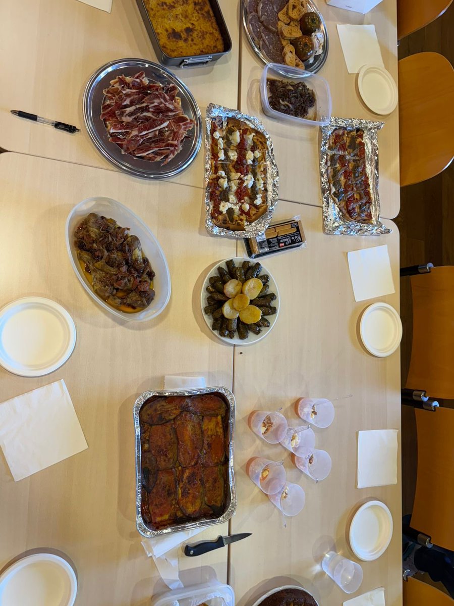 PolyphenolR's tweet image. 🔵Hoy en el Polyphenol Research Group celebramos una jornada gastronómica internacional 🌍🍽

Cada miembro del grupo trajo un plato típico de su país, compartiendo cultura y tradición, porque la investigación también conecta culturas 💙🌟✈️

#Comidainternacional #VidaEnElLab