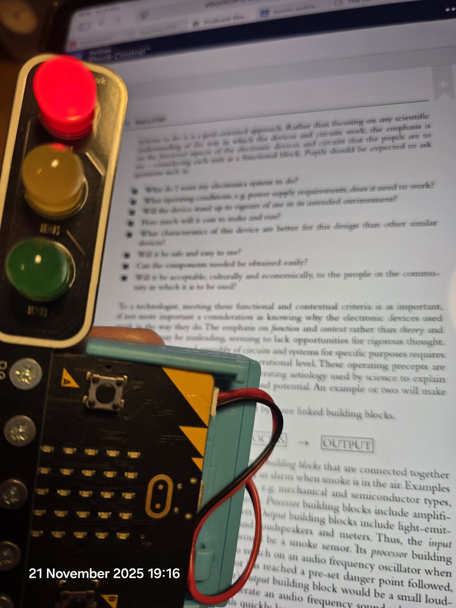 TsuiAllen's tweet image. Good Friday evening #Tweethearts Starting my weekend as I mean to go on. Reading and writing for the @crestem_kcl MA in STEM Education. Thinking how electronic systems are taught. This little @microbit_edu @Kitronik #StopBit traffic light offers a whole lot of learning...