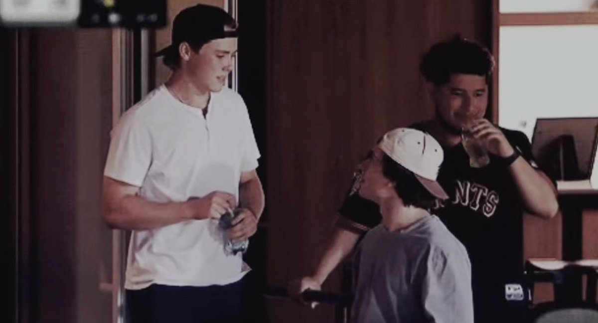 dunnitrightt's tweet image. friends dont look at friends like that !