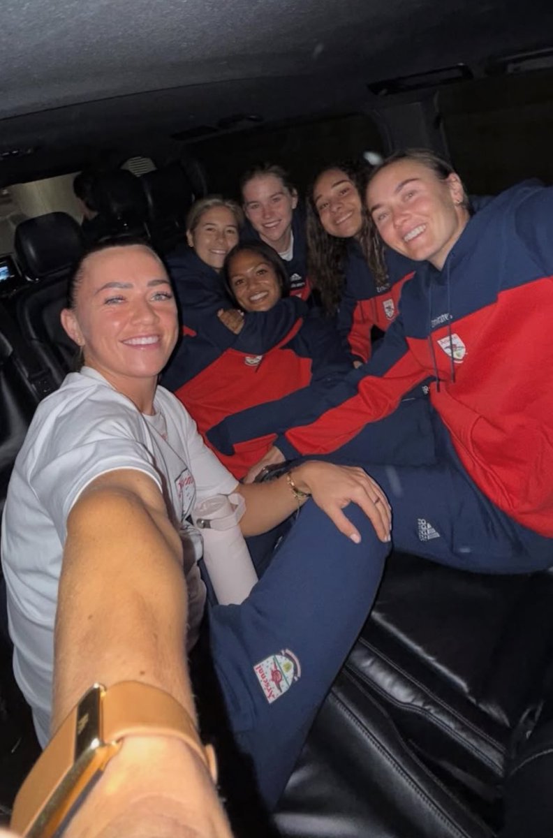 vivwillamsonlvr's tweet image. @curlsfthemmings never let me go to spurs away..lowkey so embarrassed why on earth did i run pass these lot to keep warm and didn’t know. i knew i ran pass lotta and fries bur this is basically the whole ass team😭😭😭