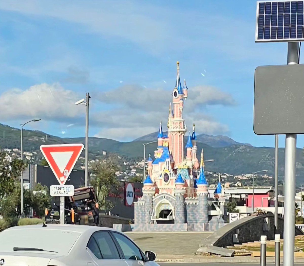 mhmattei's tweet image. Quelqu&apos;un pour m&apos;expliquer le rapport avec Noël ?🤔