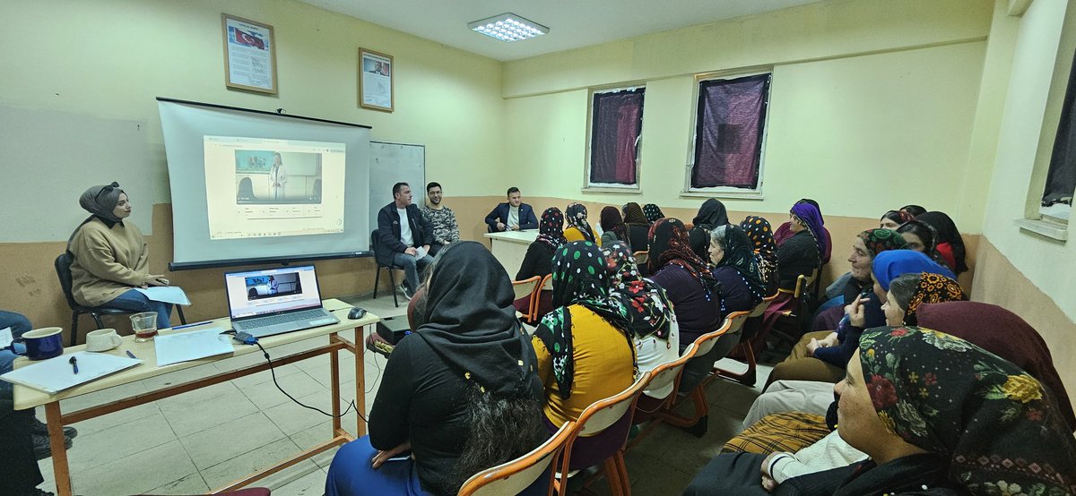 Aile ile okul iş birliğinin güçlendirilmesi, öğrencilerimizin eğitim öğretimini ve gelişimini daha yakından takip etmek ve desteklemek  amacıyla okulumuzda veli toplantısı gerçekleştirdik. 

Katılım gösteren tüm velilerimize teşekkür ederiz.✨️