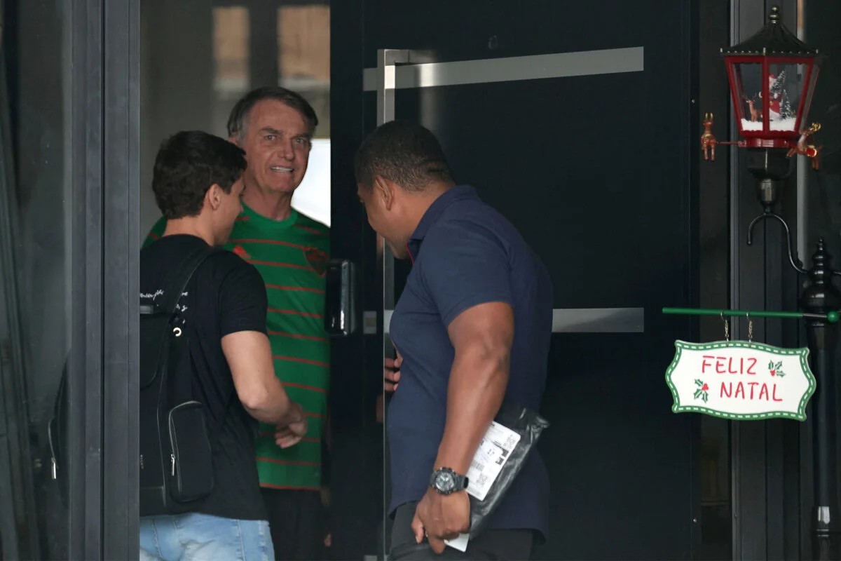 eleicoesempauta's tweet image. 🇧🇷 O ex-presidente Bolsonaro, que recebeu hoje visita de Nikolas Ferreira, está soluçando há 23 horas ininterruptas (Metrópoles).