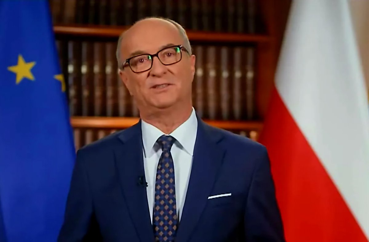 Komunistyczny aparatczyk, wierny żołnierz KC PZPR, o którym od 36 lat słyszeć w ogóle nie powinniśmy, zapowiedział dziś:
"Zasady są proste - prezydent reprezentuje, rząd rządzi. Postawię tamę każdym próbom wprowadzenia innego modelu".
No to się czerwona ohydo jeszcze zdziwisz...