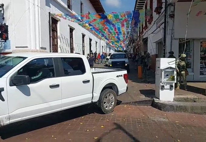 MeganoticiasMx's tweet image. #ÚltimaHora #Preliminar 🚔🇲🇽 La #FGE detiene a 6 escoltas de Carlos Manzo en #Uruapan.  Autoridades investigan su posible vinculación con el asesinato del exalcalde. Se dará a conocer su situación legal en las próximas horas 🚔🇲🇽

💻 meganoticias.mx