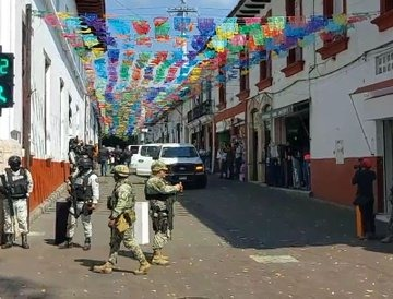 ngelLucio's tweet image. #ÚltimaHora #Preliminar 🚔🇲🇽 La #FGE detiene a 6 escoltas de Carlos Manzo en #Uruapan.  Autoridades investigan su posible vinculación con el asesinato del exalcalde. Se dará a conocer su situación legal en las próximas horas 🚔🇲🇽

💻 meganoticias.mx