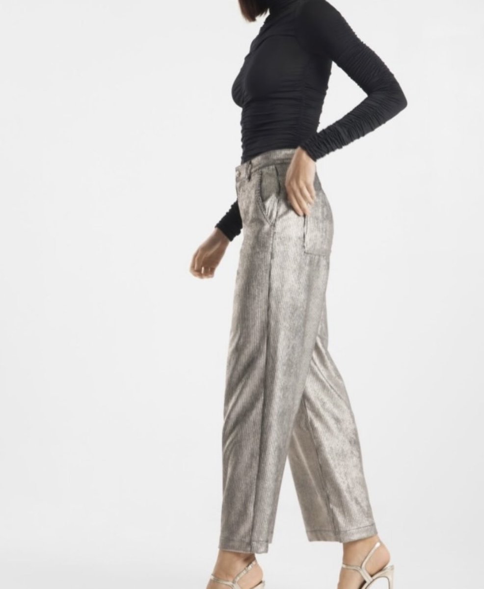 This flowy brushed gold pant has a soft ribbed texture that is sure to turn heads.  This luxe fabric has a shimmering vibe, perfect for evening styling or adding a polished glow to an everyday outfit. #yyc #oconnors #local #shoplocal #locallyowned #calgary #calgarystyle #yycstyle