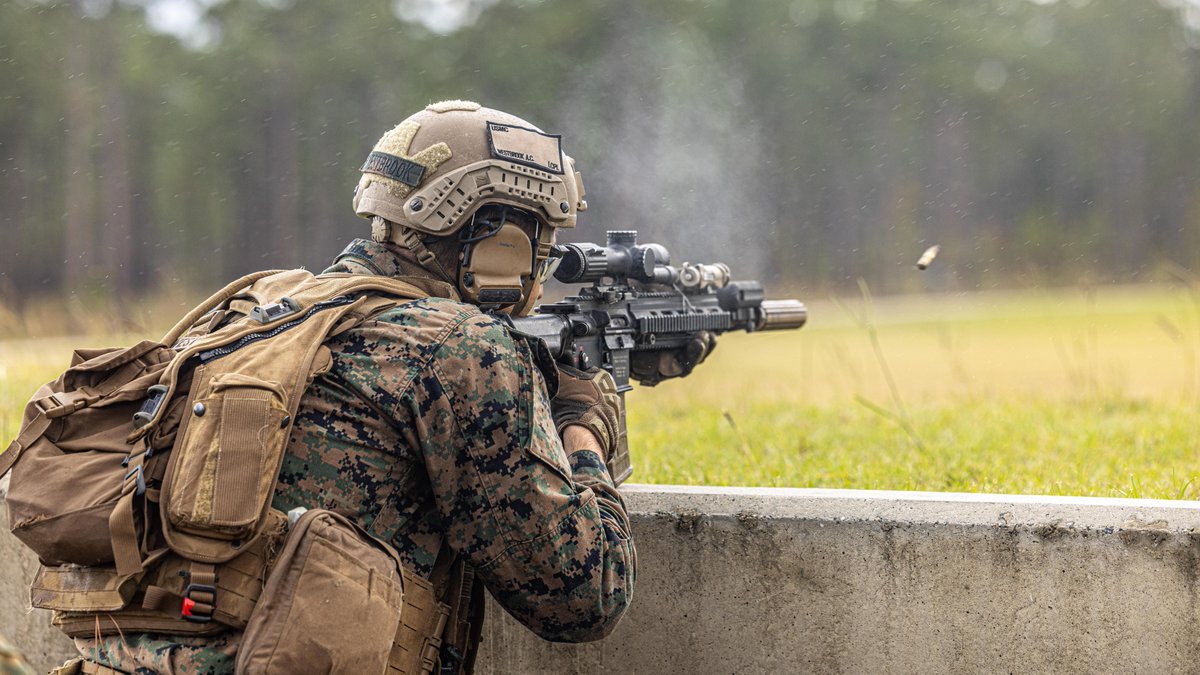 USMC's tweet image. #Marines with @2dMarDiv partake in a live-fire exercise as part of a Marine Corps Combat Readiness Evaluation (MCCRE) on @camp_lejeune, North Carolina.

Marines and @USNavy Sailors executed the MCCRE in order to demonstrate combat proficiency through the combined use of modern…
