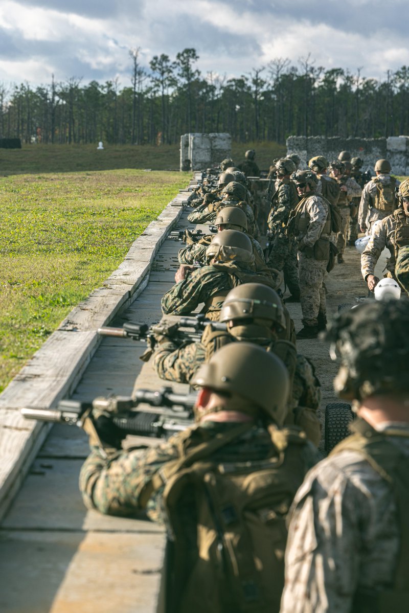 USMC's tweet image. #Marines with @2dMarDiv partake in a live-fire exercise as part of a Marine Corps Combat Readiness Evaluation (MCCRE) on @camp_lejeune, North Carolina.

Marines and @USNavy Sailors executed the MCCRE in order to demonstrate combat proficiency through the combined use of modern…