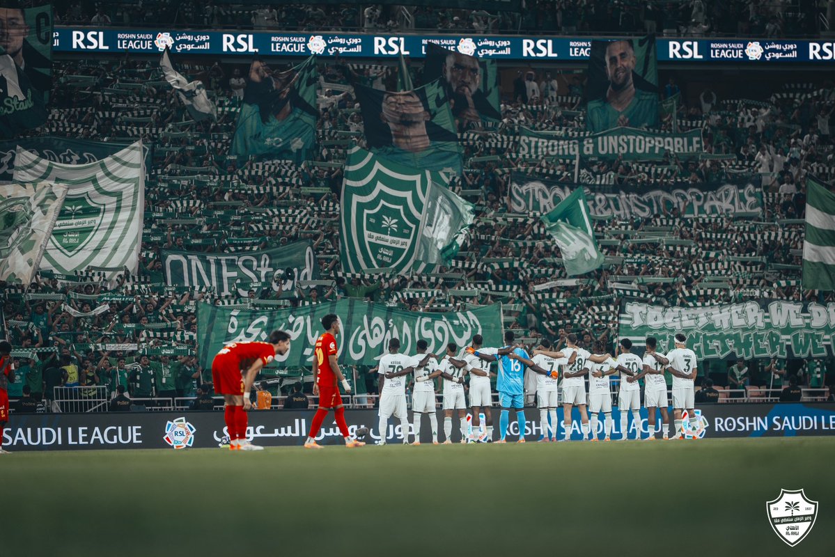 الله وهبك الحبّ ، وأعطاك القبول
والقلب يهواك ، ويغنّي بك .. طرب

والله انك اكبر من هوى نفس وميول
وأكبر من احساس ٍ : كلا فيني وشرب

لولاك ما مالت .. قلوب ، ولا عقول
ولا تغنّى .. في : محبّتنا .. " عرب " !

ما مر يوم الا .. نغنّيك ونقووووول :
" يبقى شعار العزّ مشرق ما غرب "

💚🤍