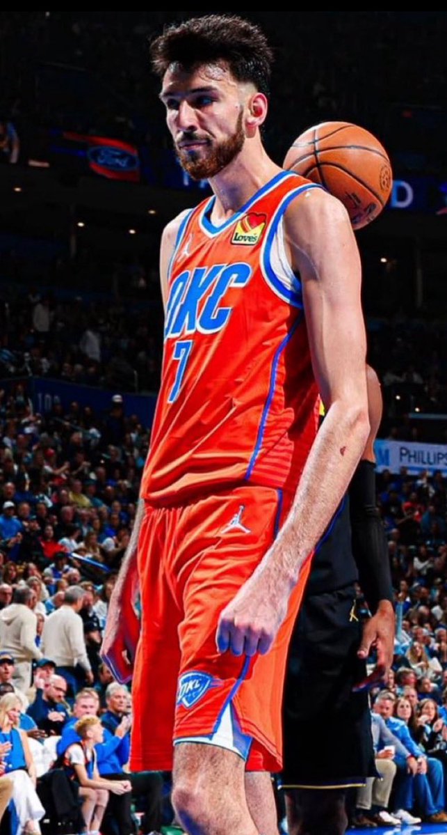 t_martin_90's tweet image. Chet Holmgren is maturing in to the player we all knew he could be. He is playing the best ball of his career and filling out. He’s moving so well on the court. We need to thank his offseason trainer for sure! From rookie season to now… #ThunderUp #OKC #Thunder