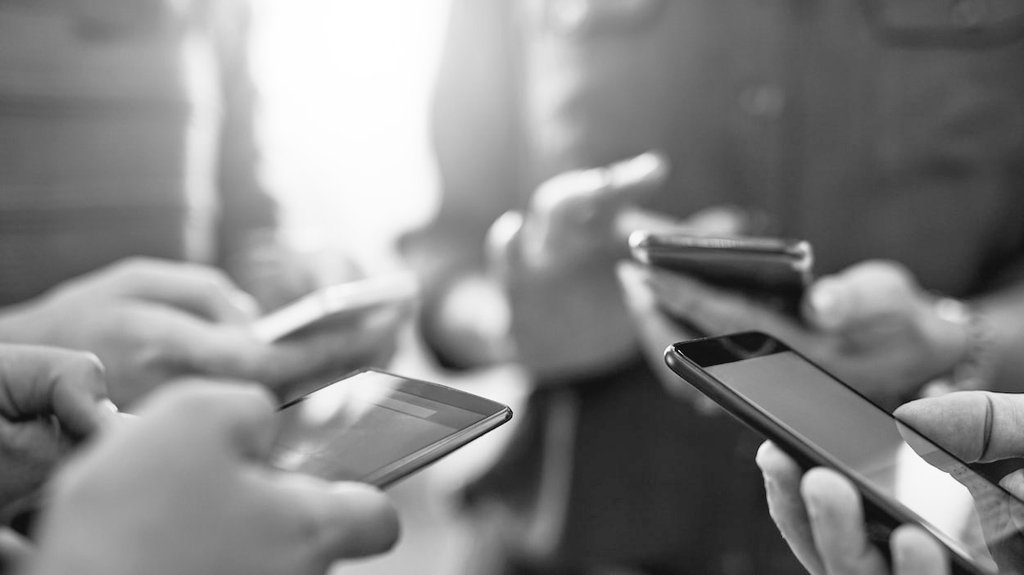 Après l’opération policière du 14 novembre, la coalition de gangs « Viv Ansanm » renforcent leur contrôle et multiplient les exécutions. Selon un résident de la Plaine du Cul-de-Sac cité par le journal en ligne #Juno7, la fouille systématique des téléphones expose les habitants à