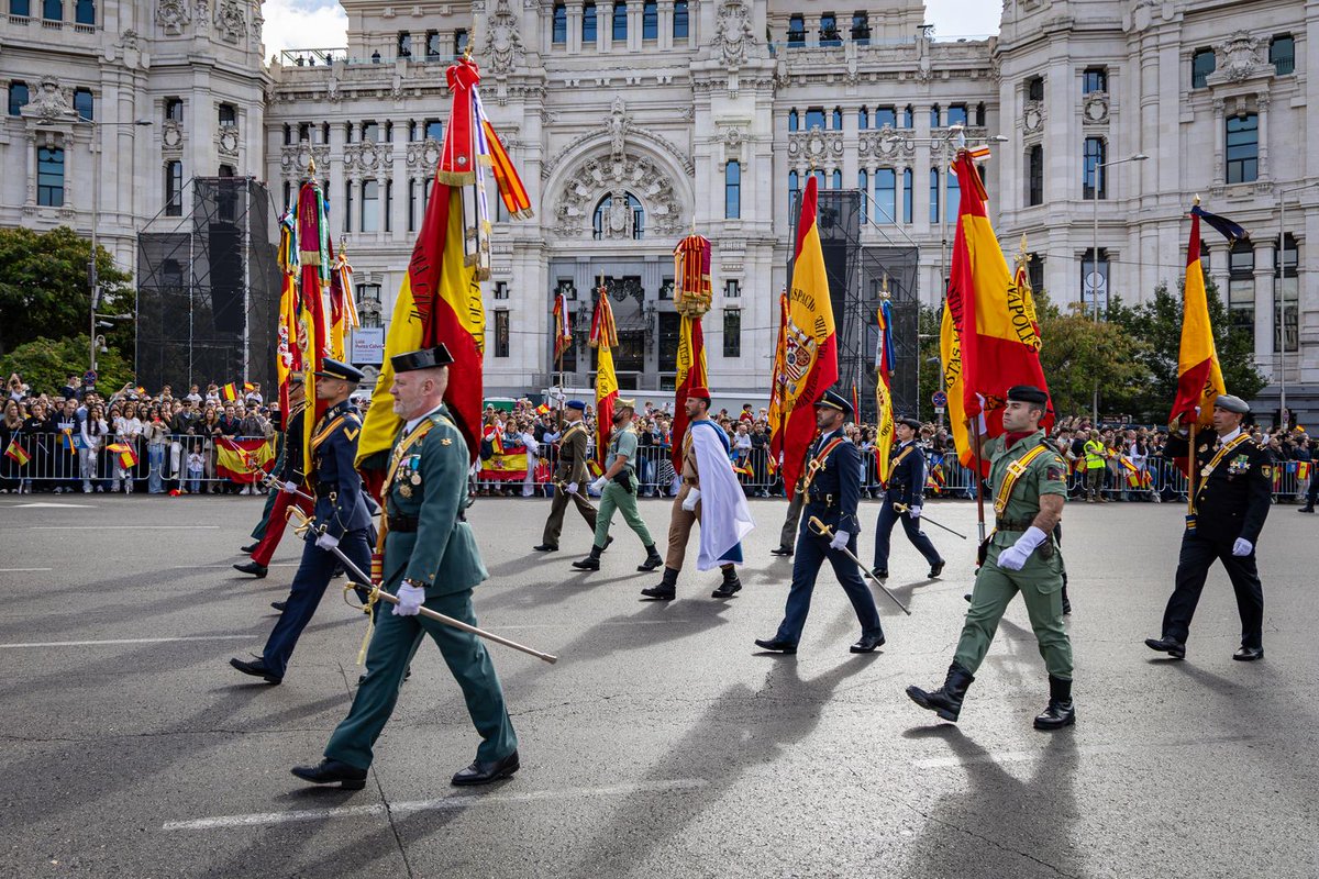 EjercitoTierra's tweet image. #Buenasnoches hoy viernes con los #ValoresEjército.
🇪🇸 El amor a #España nos identifica como españoles. Nos une en un mismo sentimiento y en un legado compartido: nuestro patrimonio espiritual y material, y la singularidad de nuestra Nación ante el resto de los pueblos del…