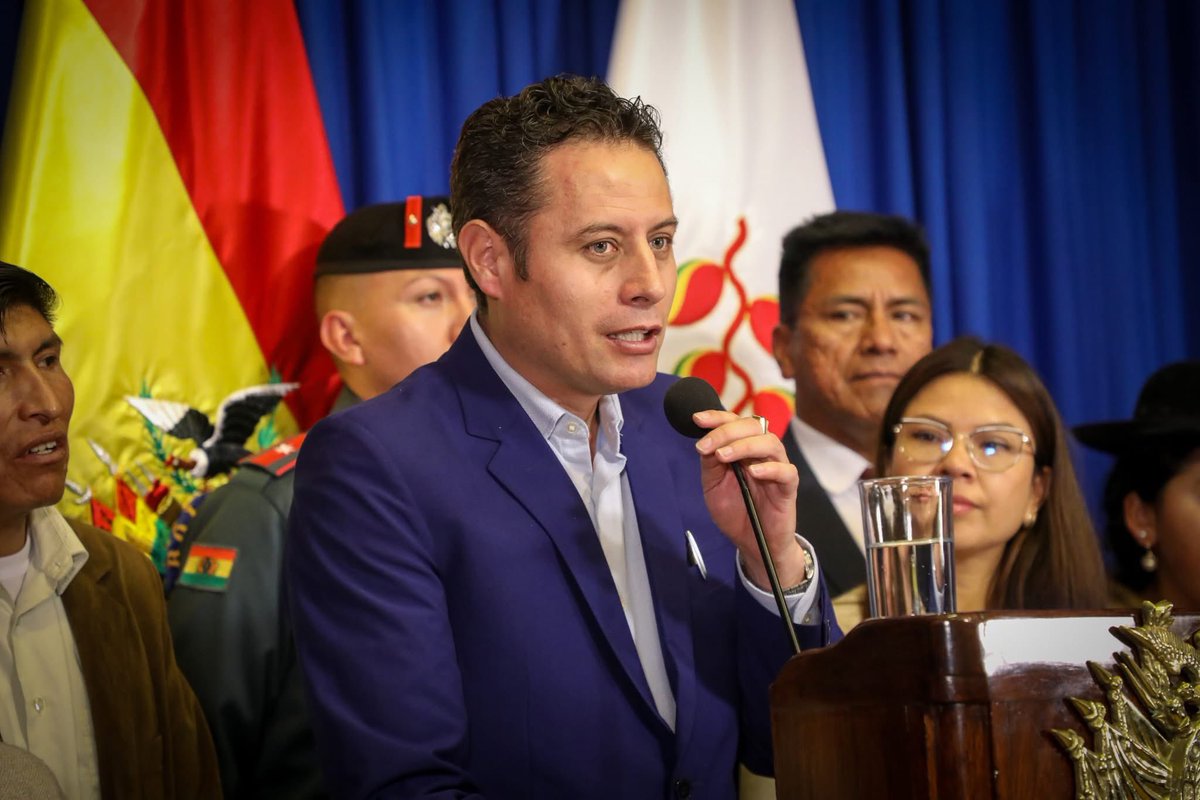 reddtvoficial's tweet image. PDC advierte sanciones a Lara, &quot;si se ha ido a pasear o de vacaciones&quot;: &quot;Es funcionario público, tiene responsabilidades&quot; 

El coordinador departamental de Santa Cruz del #PDC, #LimbergOlivera, advirtió que el vicepresidente #EdmandLara podría enfrentar medidas si su ausencia se…